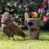 Karmnik zabawka dla kur Chicken Tower na paszę i przysmaki