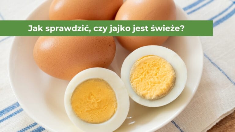 Jajka w małej misce - trzy jajka w skorupce, natomiast jedno jest obrane, ugotowane i przecięte na pół ukazujące białko i żółtko jajka